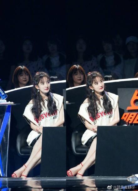 杨幂把腿拧成了麻花,网友:这种坐姿她是怎么做到的?