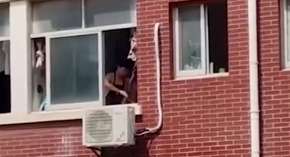 颠勺(男生寝室颠勺炒菜遭“中国消防”喊话：“颠勺架势很像样，平安二字何处放？”)