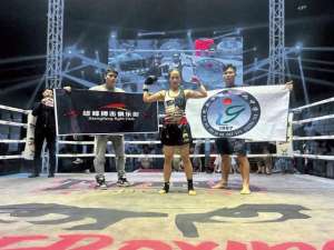 拳王金腰带(包头15岁“女拳王”勇夺金腰带)