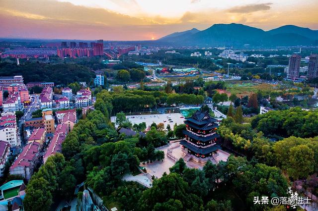 南京浦口凤凰山公园,这里有一座地标建筑,可以俯瞰城市绝美风光
