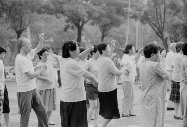 1980年,北京街头跳起迪斯科,北京日报曾这样评论