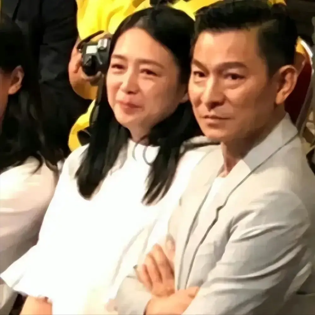 刘德华58岁老婆朱丽倩现身,臃肿显老态,夫唱妇随陪老公开演唱会