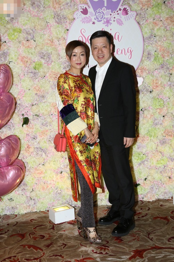 他是慕诗国际创始人,4台衣车起家19岁与太太结婚,3子女皆优秀