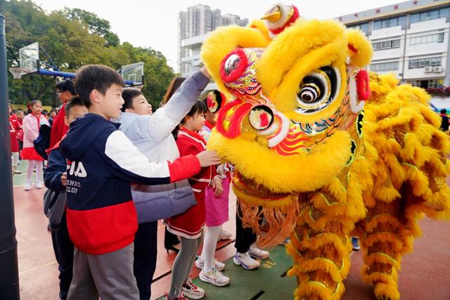 机器狗、哪吒、醒狮齐上阵!广州中小学开学现场“花式整活”→
