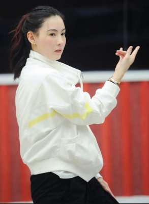 张柏芝图片(41岁张柏芝素颜曝光肤白貌美状态似少女，半露香肩太敢穿)