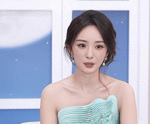 当杨颖和杨幂同穿中式绿袍,才发现演艺圈时尚圈的差别看气质!
