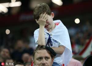 爸爸的肩头(最深沉的心碎 英格兰小球迷骑爸爸肩头捂脸痛哭)