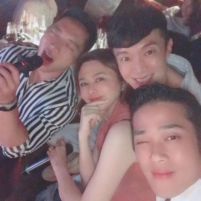 关之琳晒57岁生日照,与三位年轻男士合影,喝醉脸红如少女