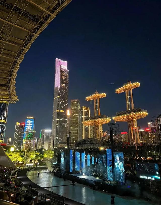 谭咏麟广州海心沙开演唱会,听着谭校长的歌,赏着广州塔的夜景