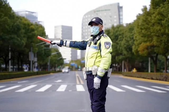 绿荫不减来时路,来看一名即将退休交警的“一肩双挑”