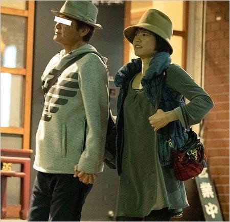 51岁知名女星传婚变!富豪老公当街拥吻年轻小三,曝已离婚欲复出