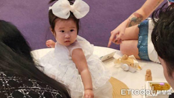 余天金孙女周岁趴 余祥铨爆二姊女儿现况 李亚萍现场重摔