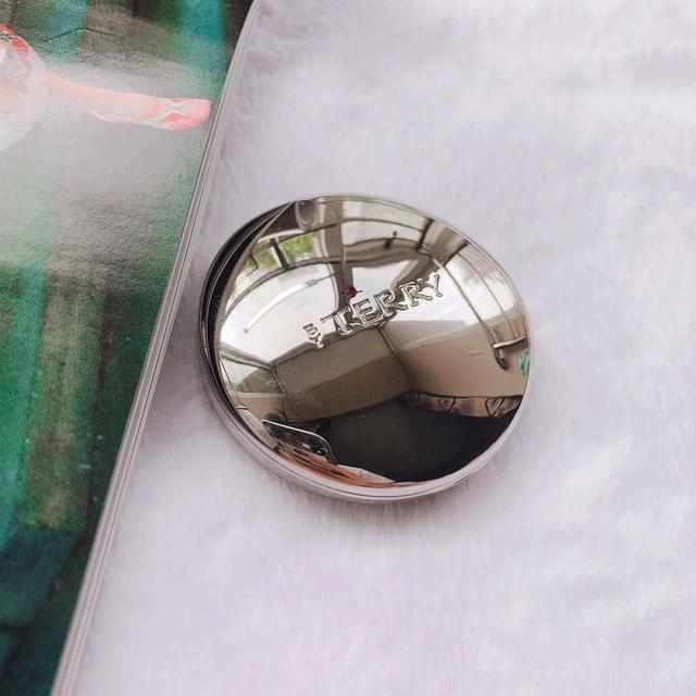 脸颊上的一抹红晕,就是初见心动的模样