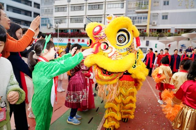 机器狗、哪吒、醒狮齐上阵!广州中小学开学现场“花式整活”→