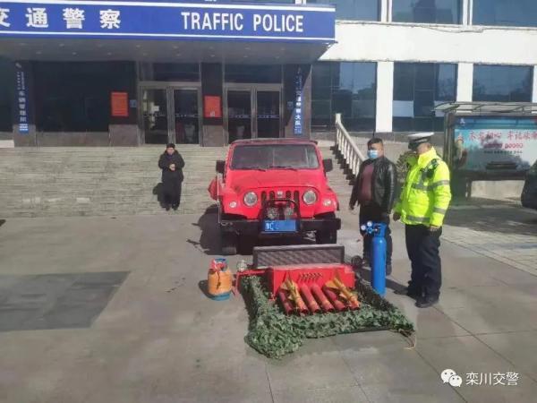 马路惊现“皇家礼炮”?交警扣下后“拆炮”