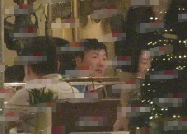 孙楠与妻子潘蔚双双幸福肥很有夫妻相,给老婆夹菜亲吻脸颊超有爱