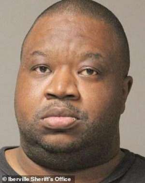 黄色大片一级(美国26岁母亲被迫拍摄与1岁儿子发生性关系，涉事警长已被解职)