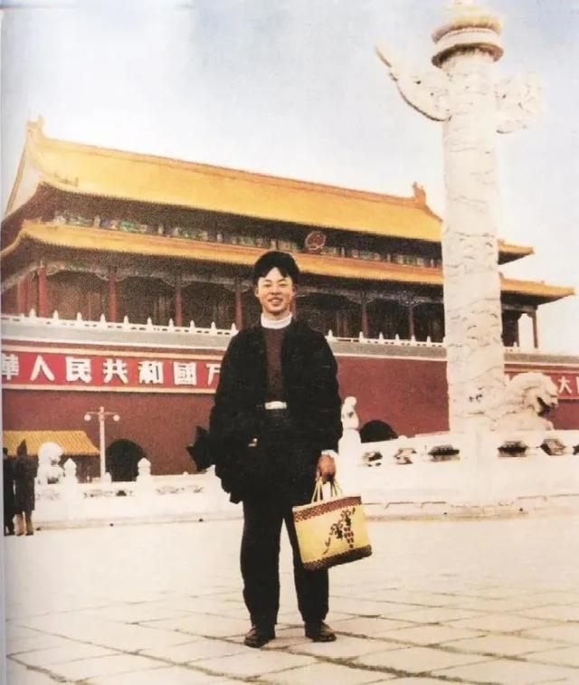1958年,雷锋在武汉长江大桥留影,那年18岁,慈眉善目,招人喜爱