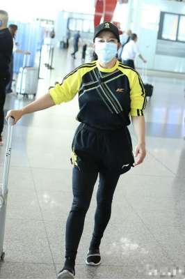 刘晓庆图片(刘晓庆近照化浓妆显老态，耳朵脖子连一体太吓人，被指行走蜡像)