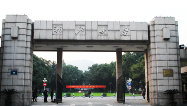 富商周旭辉:44岁娶小12岁女星童蕾,获刑3年后,妻女过得如何?