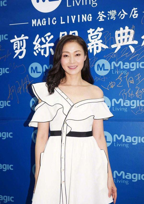 49岁“马小玲”万绮雯终于现身,一袭红裙受邀活动,还是那么美
