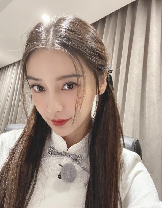 32岁baby近照超惊艳!素颜五官精致额头稍黑,身材凹凸有致太魅人