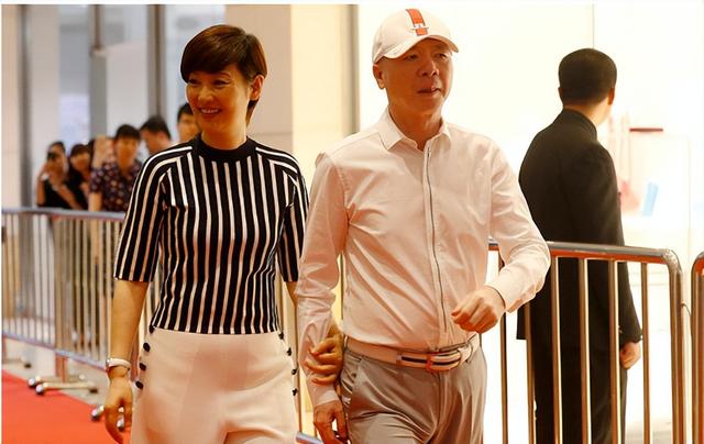 冯小刚离婚后,娶了美人徐帆,但他说愧对两个女人,自己不是东西