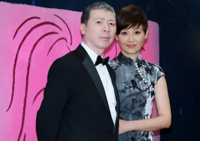 冯小刚离婚后,娶了美人徐帆,但他说愧对两个女人,自己不是东西