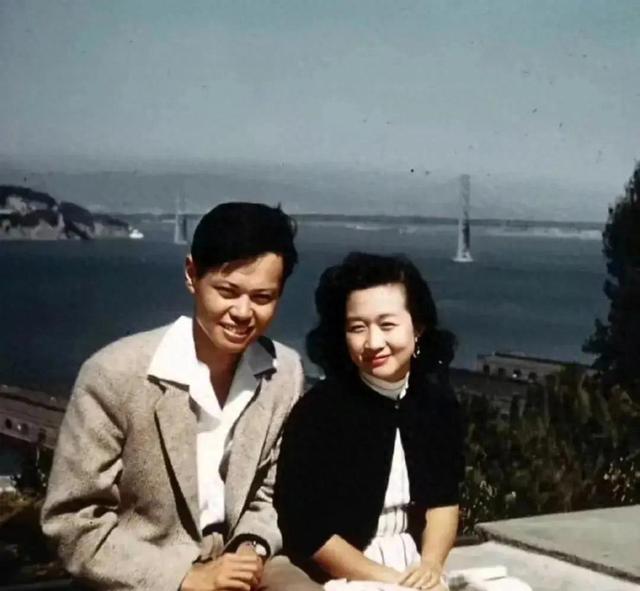 1995年,杨振宁和两任妻子的合影,翁帆19岁,青春靓丽,气质不凡