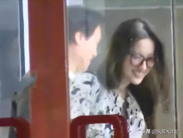 刘亦菲被曝深夜与开豪车帅哥会面,三小时才分开,男方正脸照流出