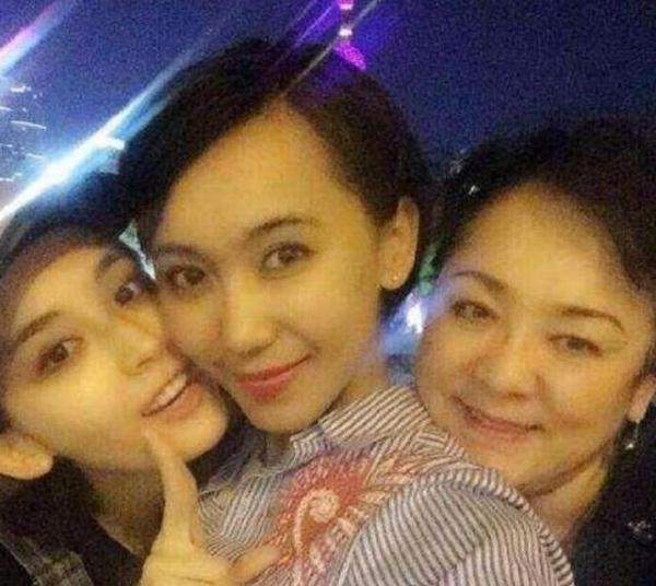 娜扎27岁生日姐姐为其庆生!姐妹俩颜值超高,深厚感情让人羡慕