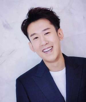 黄明昊范丞丞(于洋是看着范丞丞黄明昊长大的，三人之前竟然是一家公司的)