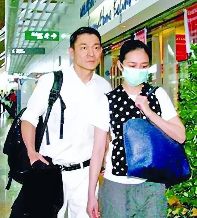 刘德华58岁老婆朱丽倩现身,臃肿显老态,夫唱妇随陪老公开演唱会
