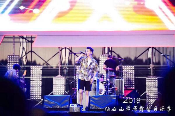现场万人合唱《千年等一回》高胜美引爆仙女山露营音乐周