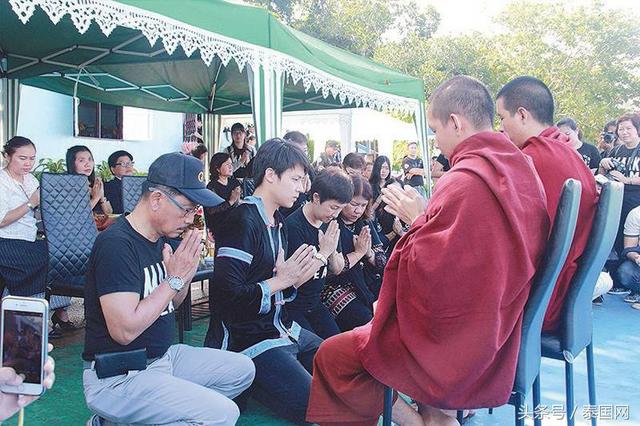 泰国当红偶像Mark Prin携家人做功德  遗憾女友未同行