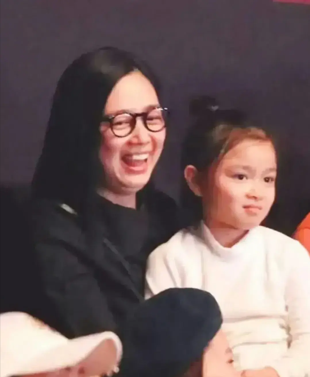 刘德华58岁老婆朱丽倩现身,臃肿显老态,夫唱妇随陪老公开演唱会