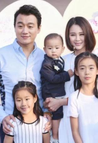佟大为孩子近照:儿子呆萌大女儿恬静淑女,二女儿被质疑不是亲生