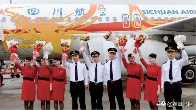 《中国机长》高空历险,机组力挽狂澜救乘客