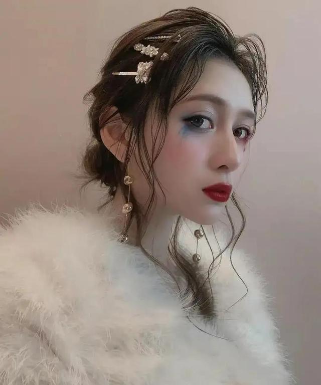 安洁拉芽衣:日菲混血,身材不错