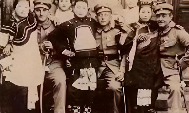 卑鄙龌龊老照片：青楼女子妖娆多姿，妇女露胸喂奶被孩子撕扯衣服