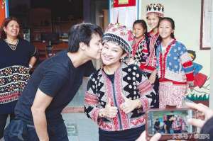 markprin(泰国当红偶像Mark Prin携家人做功德  遗憾女友未同行)