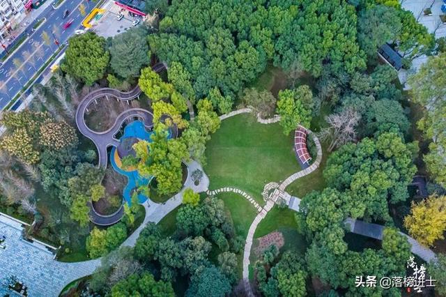 南京浦口凤凰山公园,这里有一座地标建筑,可以俯瞰城市绝美风光