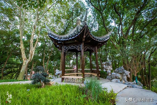 南京浦口凤凰山公园,这里有一座地标建筑,可以俯瞰城市绝美风光