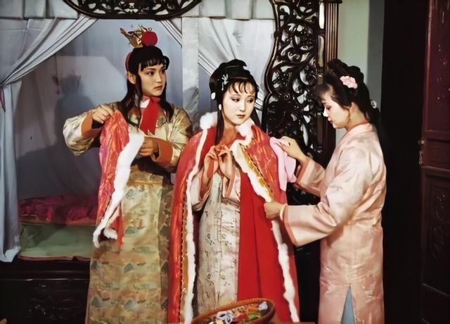 同样是演“薛宝钗”，把张莉和傅艺伟，放在一起看，差别就出来了