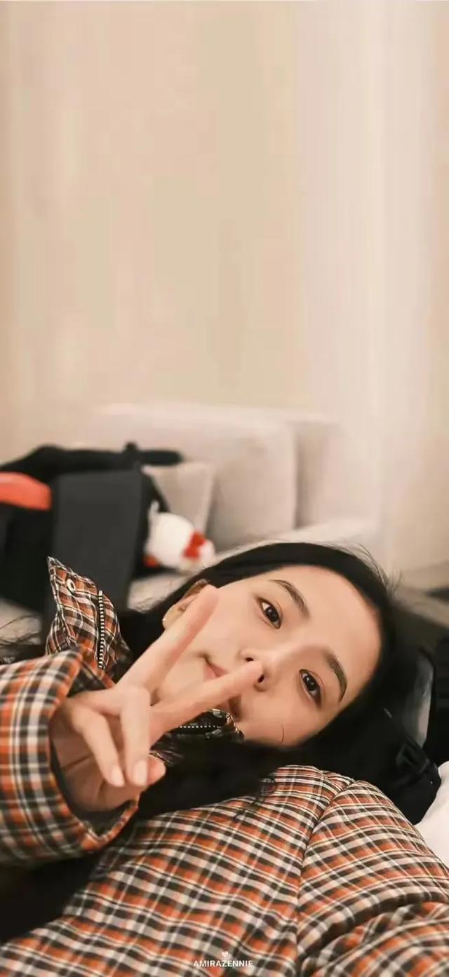打败热巴娜扎,连续三年获得世界首美,金智秀到底啥来头