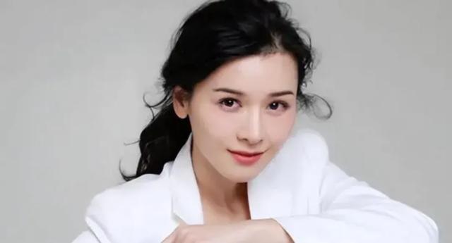 黄海冰:不接受前妻丁克,靠“蹭饭”娶到小12岁娇妻,如今怎样?