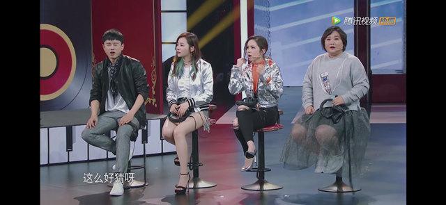 杨幂把腿拧成了麻花,网友:这种坐姿她是怎么做到的?