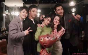 美女亲吻美女(热巴亲吻张馨予怎么回事 俩美女同框超养眼热巴吻得好用力)