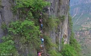 悬崖豆瓣(豆瓣0分却看哭10万人4岁孩子为上学爬悬崖走钢索、死里求生……)