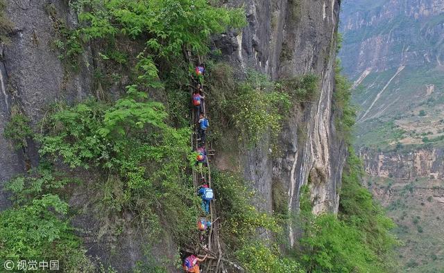豆瓣0分却看哭10万人！4岁孩子为上学爬悬崖走钢索、死里求生……